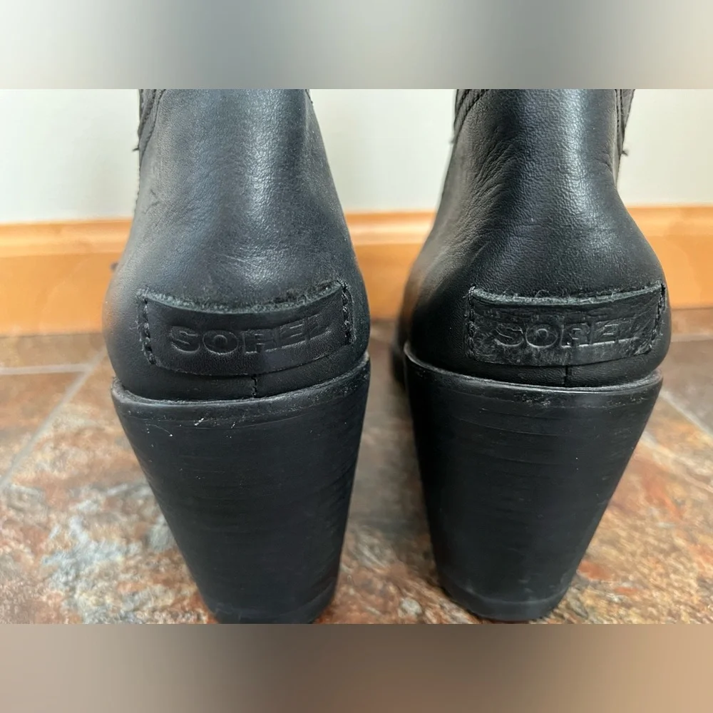 Women’s Sorel leather After Hours Chelsea pull on black wedge bootie. Size 10